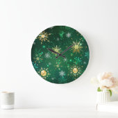 Goldene Schneeflocken im grünen Hintergrund Große Wanduhr (Zuhause)