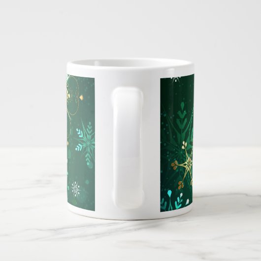Goldene Schneeflocken im grünen Hintergrund Jumbo-Tasse (Rückseite)