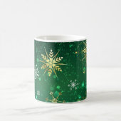 Goldene Schneeflocken im grünen Hintergrund Kaffeetasse (Mittel)