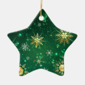 Goldene Schneeflocken im grünen Hintergrund Keramik Ornament (Vorne)