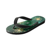 Goldene Schneeflocken im grünen Hintergrund Kinderbadesandalen (Schrägansicht)