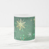 Goldene Schneeflocken im grünen Hintergrund Mattglastasse (Mittel)