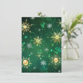 Goldene Schneeflocken im grünen Hintergrund Menükarte (Stehend Vorderseite)