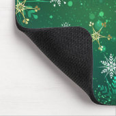 Goldene Schneeflocken im grünen Hintergrund Mousepad (Ecke)