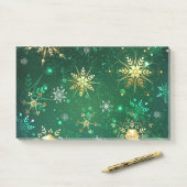 Goldene Schneeflocken im grünen Hintergrund Post-it Klebezettel (Auf Schreibtisch)