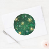 Goldene Schneeflocken im grünen Hintergrund Runder Aufkleber (Umschlag)