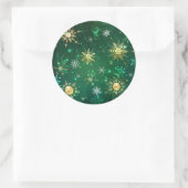 Goldene Schneeflocken im grünen Hintergrund Runder Aufkleber (Tasche)