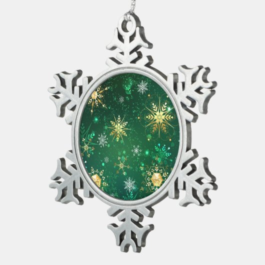Goldene Schneeflocken im grünen Hintergrund Schneeflocken Zinn-Ornament (Rechts)