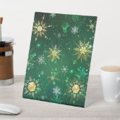 Goldene Schneeflocken im grünen Hintergrund Sockelschild (In SItu)
