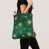 Goldene Schneeflocken im grünen Hintergrund Tasche (Von Nahem)