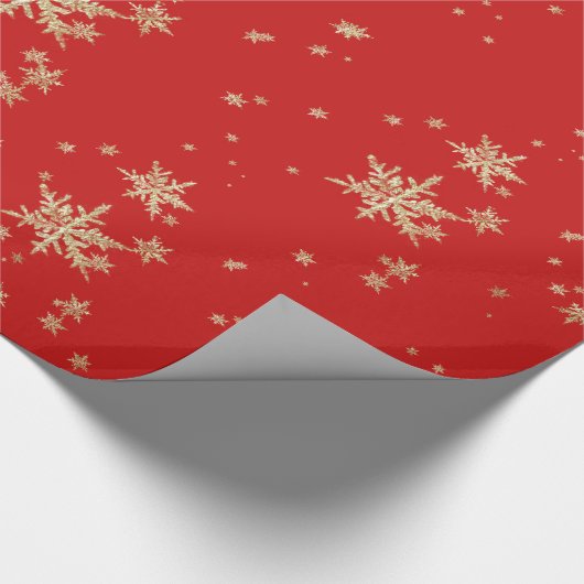 Goldene Schneeflocken in Holiday Red Geschenkpapier (Ecke)