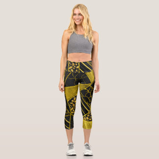 Goldene schwarze Dreieck-Textur-Illusion Capri Leggings