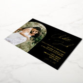 Goldene Skriptnamen auf der Hochzeit von schwarzem Folieneinladung (Gedreht)