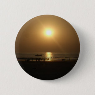 Goldene Sommer-Sonnenuntergangsreflexion am Strand Button