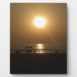 Goldene Sommer-Sonnenuntergangsreflexion am Strand Fotoplatte