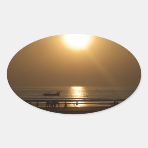 Goldene Sommer-Sonnenuntergangsreflexion am Strand Ovaler Aufkleber