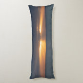 Goldene Sonnenstrahlen brechen durch den Sonnenunt Seitenschläferkissen (Rückseite (Vertikal))