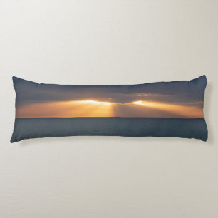 Goldene Sonnenstrahlen brechen durch den Sonnenunt Seitenschläferkissen