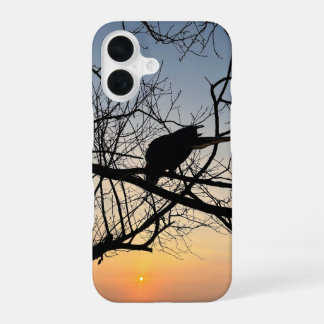 Goldene Sonnenuntergangs-Silhouette: Vogel auf Bau iPhone 16 Hülle