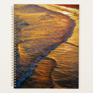 Goldene Sonnenuntergangs-Wellen am Strand Küstenfo Planer