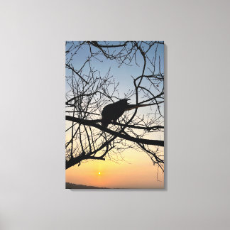 Goldene Sonnenuntergangssilhouette: Vogel auf Baum Leinwanddruck