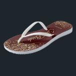 Goldene Spitze auf Auburn Brown The Bride Wedding Badesandalen<br><div class="desc">Tanzen Sie die Nacht mit diesen schönen Hochzeitsflip-Flops. Sie sind für die Braut konzipiert und zeichnen sich durch ein schlichtes und elegantes Design aus, das mit goldfarbenen Schriftzeichen auf einem schokoladenbraunen bzw. auburnfarbenen Hintergrund und extravaganten goldenen Spitzen-Gürteln und Wirbel aufwartet. Eine schöne Art, extravagant und angemessen bleibe, während Sie Ihren...</div>
