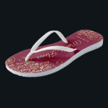 Goldene Spitze auf Burgund Maroon Trauzeugin Hochz Badesandalen<br><div class="desc">Diese wunderschönen Hochzeitskippen sind eine großartige Möglichkeit, Ihre Trauzeugin zu danken und zu erkennen, während sie gleichzeitig ihre Füße rette. Das elegante Design mit goldfarbenen Spitzen-Frills auf Bordeaux-, Mönch- oder Weinrot und extravaganten goldfarbenen Schriftzeichen. Der Test liest Trauzeugin mit ihrem Namen unten. Ein guter Weg, ihr zu danken, dass sie...</div>
