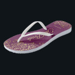 Goldene Spitze auf Cassis Lila Die Brauthochzeit Badesandalen<br><div class="desc">Tanzen Sie die Nacht mit diesen schönen Hochzeitsflip-Flops. Sie sind für die Braut konzipiert und zeichnen sich durch ein schlichtes und dennoch elegantes Design aus, das mit goldfarbenen Schriftzeichen auf einem lila, magentafarbenen oder berry-farbenen Hintergrund sowie extravaganten goldenen Spitzen- und Wirbel besticht. Eine schöne Art, extravagant und angemessen bleibe, während...</div>