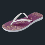 Goldene Spitze auf Cassis Lila Die Brauthochzeit Badesandalen<br><div class="desc">Tanzen Sie die Nacht mit diesen schönen Hochzeitsflip-Flops. Sie sind für die Braut konzipiert und zeichnen sich durch ein schlichtes und dennoch elegantes Design aus, das mit goldfarbenen Schriftzeichen auf einem lila, magentafarbenen oder berry-farbenen Hintergrund sowie extravaganten goldenen Spitzen- und Wirbel besticht. Eine schöne Art, extravagant und angemessen bleibe, während...</div>