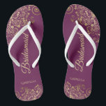 Goldene Spitze auf Cassis Lila Hochzeit der Brautj Badesandalen<br><div class="desc">Diese eleganten Hochzeitskippen sind eine großartige Möglichkeit, um Ihren Brautmädchen zu danken und sie zu erkennen und ihnen nach einem langen Tag eine Erholung zu geben. Das schöne Design zeichnet sich durch ein elegantes Design mit goldenen Spitzen-Frills auf einem lila, magenta- oder berry-farbenen Hintergrund und extravaganten goldfarbenen Schriftzeichen aus. Der...</div>