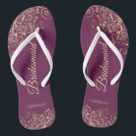Goldene Spitze auf Cassis Lila Hochzeit der Brautj Badesandalen<br><div class="desc">Diese eleganten Hochzeitskippen sind eine großartige Möglichkeit, um Ihren Brautmädchen zu danken und sie zu erkennen und ihnen nach einem langen Tag eine Erholung zu geben. Das schöne Design zeichnet sich durch ein elegantes Design mit goldenen Spitzen-Frills auf einem lila, magenta- oder berry-farbenen Hintergrund und extravaganten goldfarbenen Schriftzeichen aus. Der...</div>