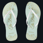Goldene Spitze auf Mint Green The Bride Elegante H Badesandalen<br><div class="desc">Tanzen Sie die Nacht mit diesen schönen Hochzeitsflip-Flops. Sie sind für die Braut konzipiert und zeichnen sich durch ein schlichtes und dennoch elegantes Design aus, das mit goldfarbenen Schriftzeichen auf einem hellen neo-mint-grünen Hintergrund und extravaganten goldenen Spitzen-Gürteln und Wirbel besticht. Eine schöne Art, extravagant und angemessen bleibe, während Sie Ihren...</div>