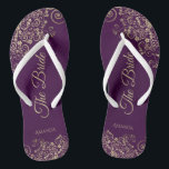 Goldene Spitze auf Pflaume Lila Elegante Die Braut Badesandalen<br><div class="desc">Tanzen Sie die Nacht mit diesen schönen Hochzeitsflip-Flops. Sie sind für die Braut konzipiert und zeichnen sich durch ein schlichtes und elegantes Design aus, das mit goldfarbenen Schriftzeichen auf lila pflaumenfarbenem Hintergrund und extravaganten, goldenen Spitzen- und Wirbel besticht. Eine schöne Art, extravagant und angemessen bleibe, während Sie Ihren Füßen eine...</div>