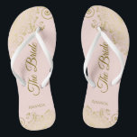 Goldene Spitze auf Rosa Die Braut Elegante Hochzei Badesandalen<br><div class="desc">Tanzen Sie die Nacht mit diesen schönen Hochzeitsflip-Flops. Sie sind für die Braut konzipiert und zeichnen sich durch ein schlichtes und dennoch elegantes Design aus, das mit goldfarbenen Schriftzeichen auf einem hellrot-rosa Hintergrund und extravaganten goldenen Spitzen-Gürteln und Wirbel besticht. Eine schöne Art, extravagant und angemessen bleibe, während Sie Ihren Füßen...</div>