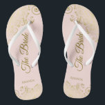 Goldene Spitze auf Rosa Die Braut Elegante Hochzei Badesandalen<br><div class="desc">Tanzen Sie die Nacht mit diesen schönen Hochzeitsflip-Flops. Sie sind für die Braut konzipiert und zeichnen sich durch ein schlichtes und dennoch elegantes Design aus, das mit goldfarbenen Schriftzeichen auf einem hellrot-rosa Hintergrund und extravaganten goldenen Spitzen-Gürteln und Wirbel besticht. Eine schöne Art, extravagant und angemessen bleibe, während Sie Ihren Füßen...</div>