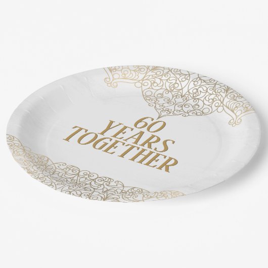 Goldene Spitze aus dem 60. Jubiläum auf weißem Pap Pappteller (Schrägansicht)