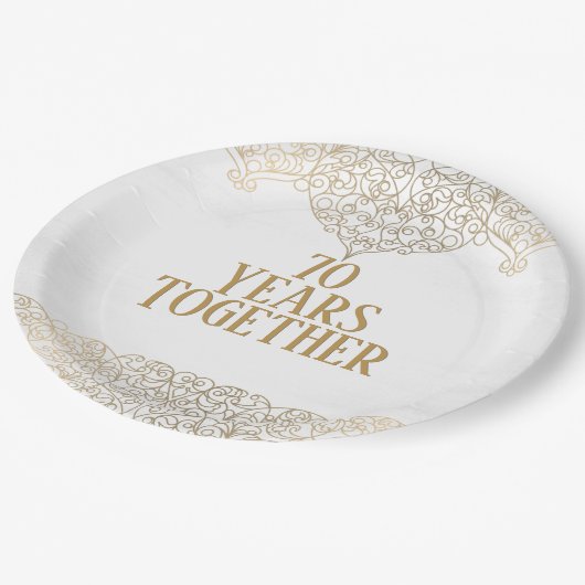 Goldene Spitze des 70. Jubiläums auf Weiß Pappteller (Schrägansicht)