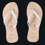 Goldene Spitzen auf Korallenpfirsich Die Braut Ele Badesandalen<br><div class="desc">Tanzen Sie die Nacht mit diesen schönen Hochzeitsflip-Flops. Sie sind für die Braut konzipiert und zeichnen sich durch ein schlichtes und elegantes Design aus, das mit goldfarbenen Schriftzeichen auf einem hellorangefarbenen oder korallenpfirsichfarbenen Hintergrund sowie mit extravaganten, goldenen Spitzen- und Wirbel besticht. Eine schöne Art, extravagant und angemessen bleibe, während Sie...</div>