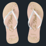 Goldene Spitzen auf Korallenpfirsich Die Braut Ele Badesandalen<br><div class="desc">Tanzen Sie die Nacht mit diesen schönen Hochzeitsflip-Flops. Sie sind für die Braut konzipiert und zeichnen sich durch ein schlichtes und elegantes Design aus, das mit goldfarbenen Schriftzeichen auf einem hellorangefarbenen oder korallenpfirsichfarbenen Hintergrund sowie mit extravaganten, goldenen Spitzen- und Wirbel besticht. Eine schöne Art, extravagant und angemessen bleibe, während Sie...</div>