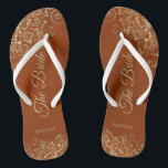 Goldene Spitzen auf Rost Orange Elegante Die Braut Badesandalen<br><div class="desc">Tanzen Sie die Nacht mit diesen schönen Hochzeitsflip-Flops. Sie sind für die Braut konzipiert und zeichnen sich durch ein schlichtes und elegantes Design aus, das mit goldfarbenen Schriftzeichen auf rostorangefarbenem oder gebranntem Hintergrund sowie extravaganten goldenen Spitzen-Gürteln und Wirbel besticht. Eine schöne Art, extravagant und angemessen bleibe, während Sie Ihren Füßen...</div>