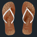 Goldene Spitzen auf Rust Orange Trauzeugin Hochzei Badesandalen<br><div class="desc">Diese wunderschönen Hochzeitskippen sind eine großartige Möglichkeit, Ihre Trauzeugin zu danken und zu erkennen, während sie gleichzeitig ihre Füße rette. Das elegante Design mit goldfarbenen Spitzen-Frills auf einem rostorangefarbenen oder gebrannten Hintergrund und extravagant goldfarbenen Schriftzeichen. Der Test liest Trauzeugin mit ihrem Namen unten. Ein guter Weg, ihr zu danken, dass...</div>