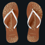 Goldene Spitzen & Rost Orange Hochzeitsfeier Badesandalen<br><div class="desc">Diese eleganten Hochzeitskippen sind eine großartige Möglichkeit, um Ihren Brautmädchen zu danken und sie zu erkennen und ihnen nach einem langen Tag eine Erholung zu geben. Das schöne Design zeichnet sich durch ein elegantes Design mit goldenen Spitzen-Frills auf einem rostorangen Hintergrund und extravagant goldfarbenen Schriftzeichen aus. Der Text liest Bridesmaid...</div>