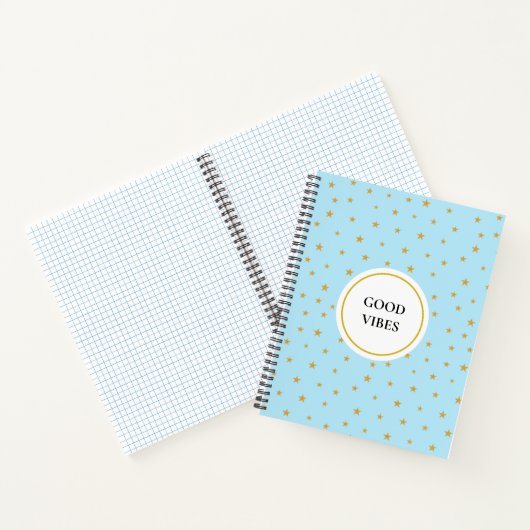 Goldene Sterne auf einem helltürkisblauen Notebook Notizblock (Innenseite)