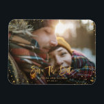 Goldene Sterne Drehbuch Foto Moderne Hochzeit Magnet<br><div class="desc">Goldene Feiertage Sterne Foto Urlaubskarte. Mit Skripttext und Goldeffektdesign kann die Hintergrundfarbe in den Anzug Ihres Stils umgewandelt werden.</div>