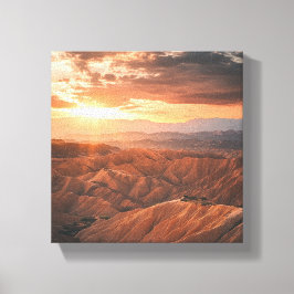 Goldene Stunde über dem rauschenden Gelände Leinwanddruck