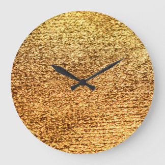 Goldene Textilien: glamouröser Makro-Hintergrund. Große Wanduhr
