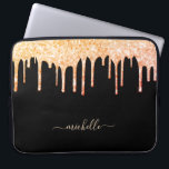 Goldene Tropfen aus schwarzer Rose nennen sich gla Laptopschutzhülle<br><div class="desc">Ein eleganter, gürteliger und glamouröser Laptop-Ärmel. Imitate Gold Glitzer Tropfen, Farbe tropfen aussehen. Ein schicker schwarzer Hintergrund. Personalisieren und fügen Sie einen Namen, geschrieben mit einem modernen handgeschriebenen Stil Skript mit Swashes. Goldene Buchstaben. Um die Swashes behalten, löschen Sie nur den Beispielnamen, verlass die Leerzeichen oder Emoji's vor und nach...</div>