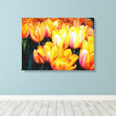 goldene TulpenBlume. Leinwanddruck (Insitu (Holzboden))