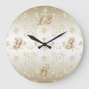 Goldene Wanduhr mit Spitzenmuster