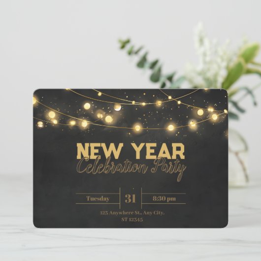 Goldene Weihnachtsbeleuchtung Minimalistisches Neu Einladung (Stehend Vorderseite)